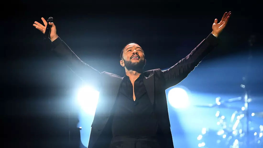 Die emotionalsten Momente gab es, wenn John Legend allein am Klavier saß. - Bild: Felix Hörhager/dpa