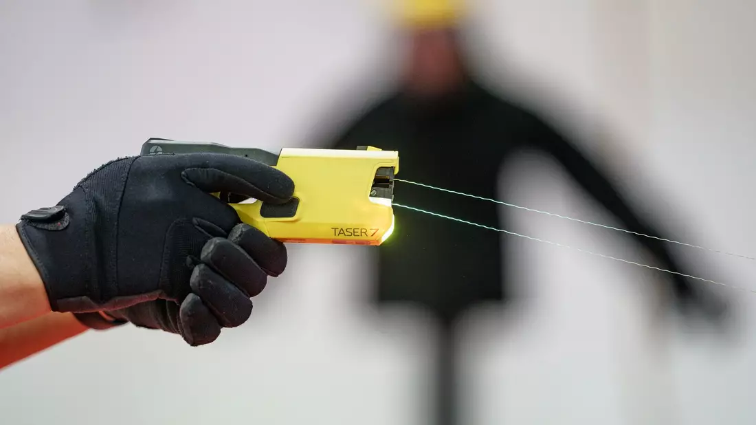 Bundesinnenminister Alexander Dobrindt (CSU) will die Bundespolizei mit Tasern ausrüsten. (Symbolbild) - Bild: Axel Heimken/dpa