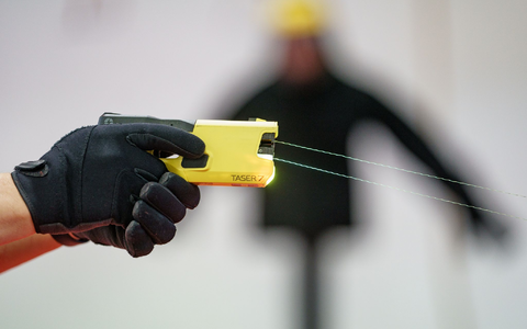 Bundesinnenminister Alexander Dobrindt (CSU) will die Bundespolizei mit Tasern ausrüsten. (Symbolbild) - Foto: Axel Heimken/dpa