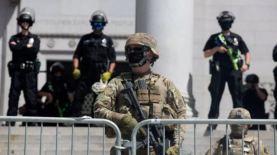 Trump will wegen Protesten nun auch Soldaten in den Straßen von Los Angeles einsetzen. (Archivbild)  - Bild: Ringo H.W. Chiu/AP/dpa
