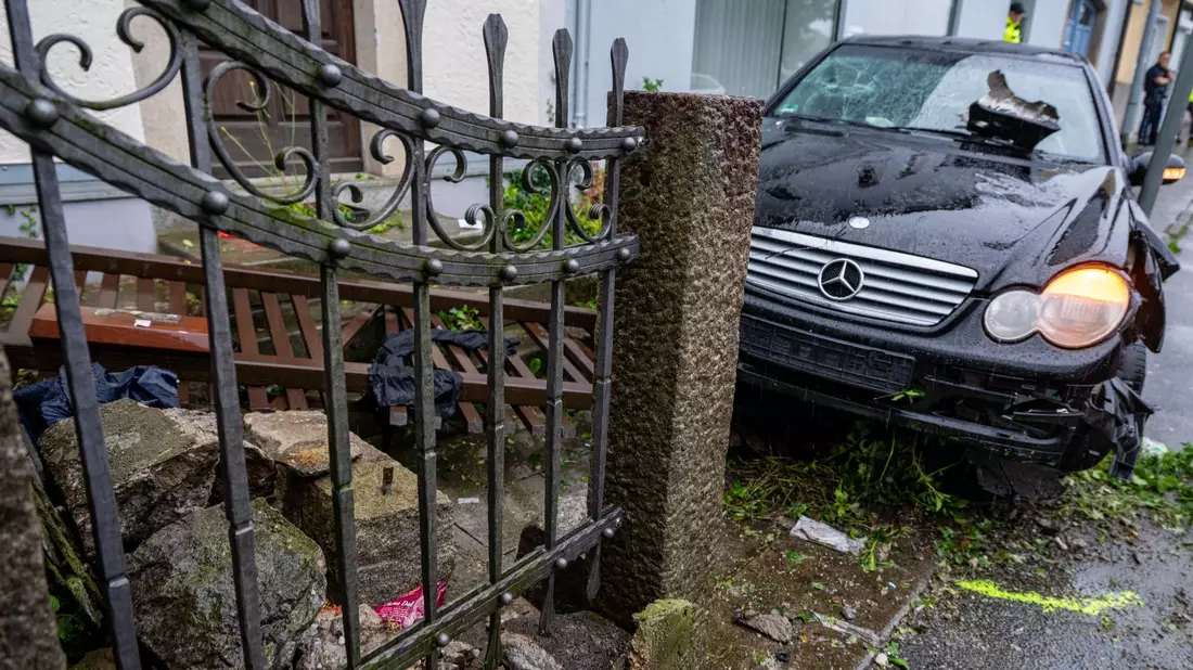Am frühen Abend wurde der Unfallwagen mit einem Kran abtransportiert. - Bild: Armin Weigel/dpa