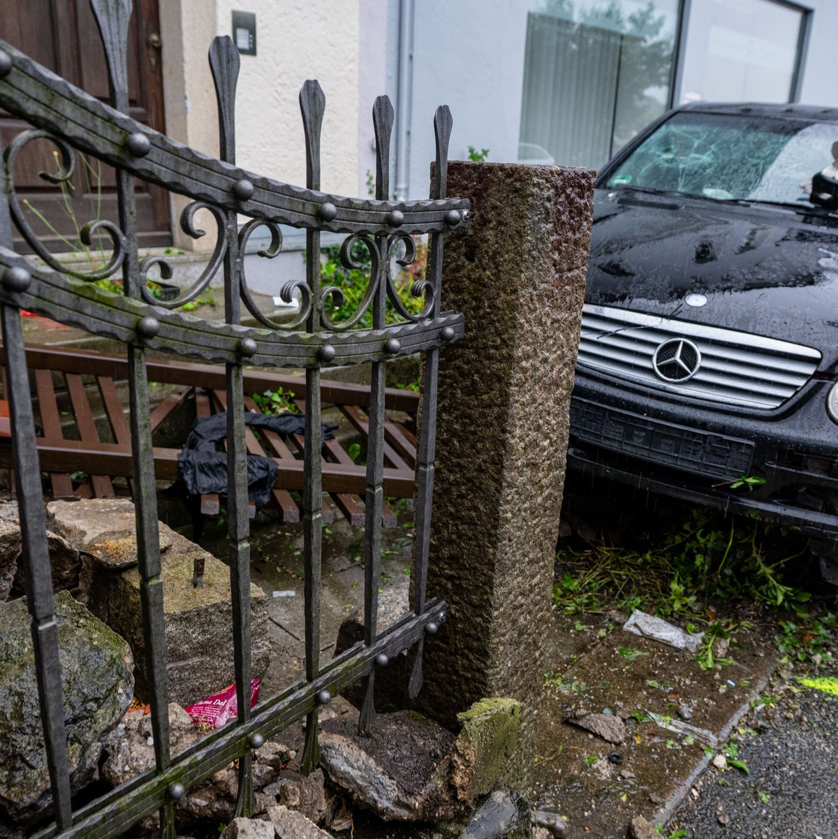 Am frühen Abend wurde der Unfallwagen mit einem Kran abtransportiert. - Foto: Armin Weigel/dpa