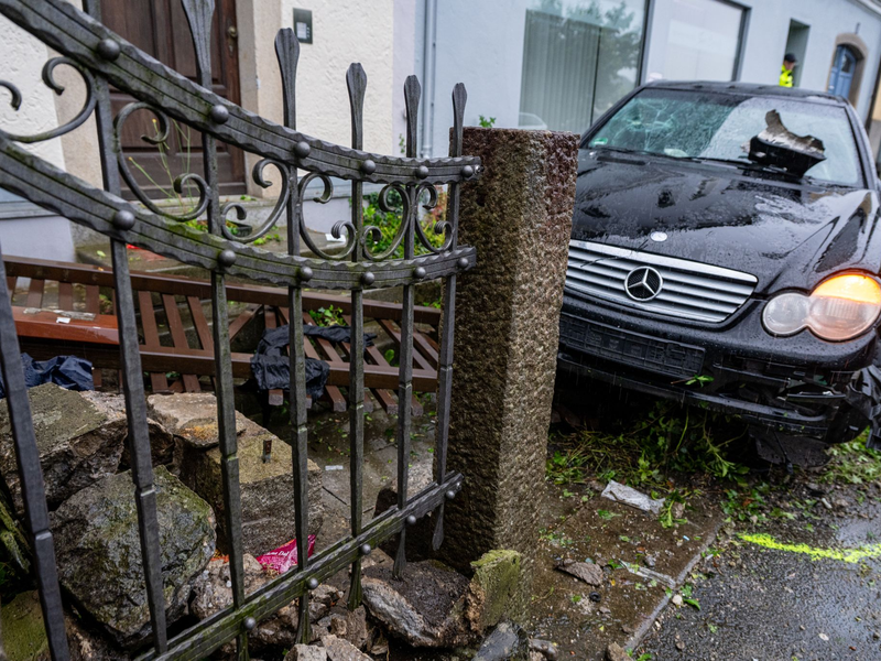 Am frühen Abend wurde der Unfallwagen mit einem Kran abtransportiert. - Foto: Armin Weigel/dpa