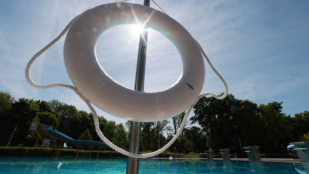 Laut einer Umfrage sehen viele Betreiber von Freibädern einen erheblichen Sanierungsbedarf. (Archivbild) - Foto: Bodo Schackow/dpa
