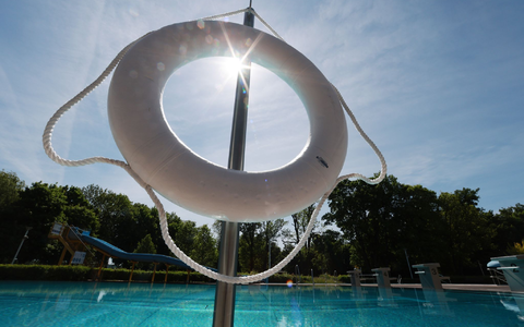 Laut einer Umfrage sehen viele Betreiber von Freibädern einen erheblichen Sanierungsbedarf. (Archivbild) - Foto: Bodo Schackow/dpa