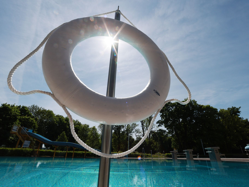 Laut einer Umfrage sehen viele Betreiber von Freibädern einen erheblichen Sanierungsbedarf. (Archivbild) - Foto: Bodo Schackow/dpa
