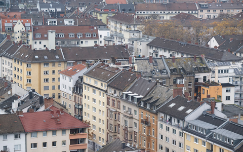 Für viele Menschen ist die monatliche Miete eine Last (Symbolbild) - Foto: Boris Roessler/dpa