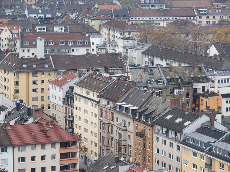 Für viele Menschen ist die monatliche Miete eine Last (Symbolbild) - Foto: Boris Roessler/dpa