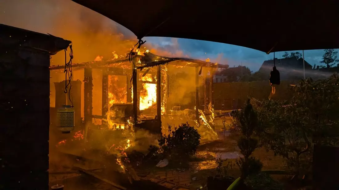FW-WRN: Brand eines Gartenhauses drohte auf Wohnhaus überzugreifen - Bild: presseportal.de