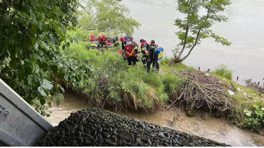 FW-M: Frau aus Isar gerettet (AU) - Bild: presseportal.de