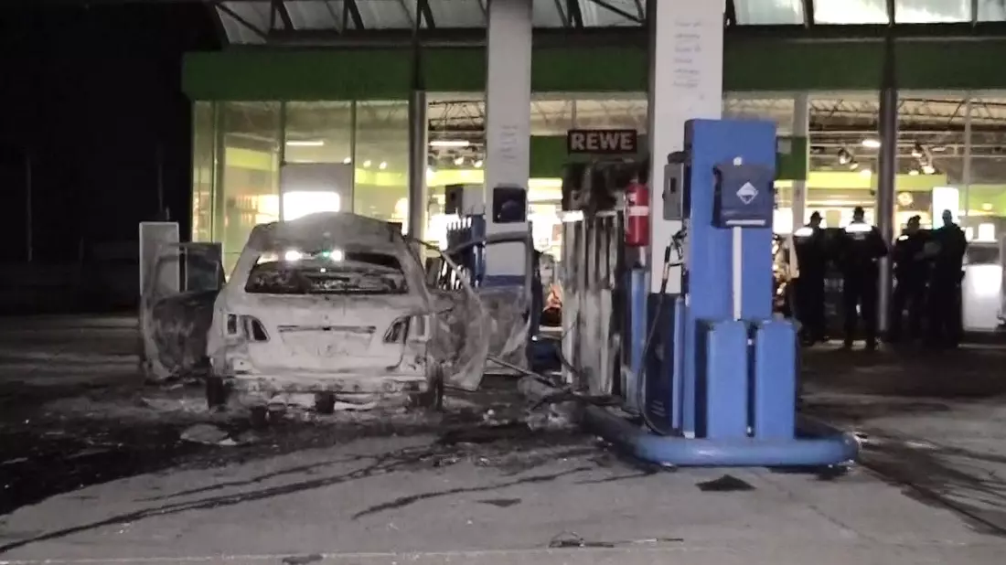 Ein ausgebranntes Fahrzeug steht an einer Zapfsäule auf einer Tankstelle in Hannover.  - Bild: -/dpa