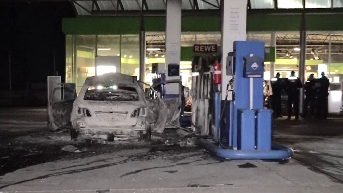 Ein ausgebranntes Fahrzeug steht an einer Zapfsäule auf einer Tankstelle in Hannover.  - Foto: -/dpa