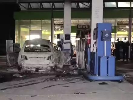Ein ausgebranntes Fahrzeug steht an einer Zapfsäule auf einer Tankstelle in Hannover.  - Foto: -/dpa