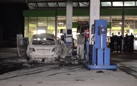 Ein ausgebranntes Fahrzeug steht an einer ZapfsÀule auf einer Tankstelle in Hannover. - Foto: -/dpa Ein ausgebranntes Fahrzeug steht an einer ZapfsÀule auf einer Tankstelle in Hannover. - Foto: -/dpa