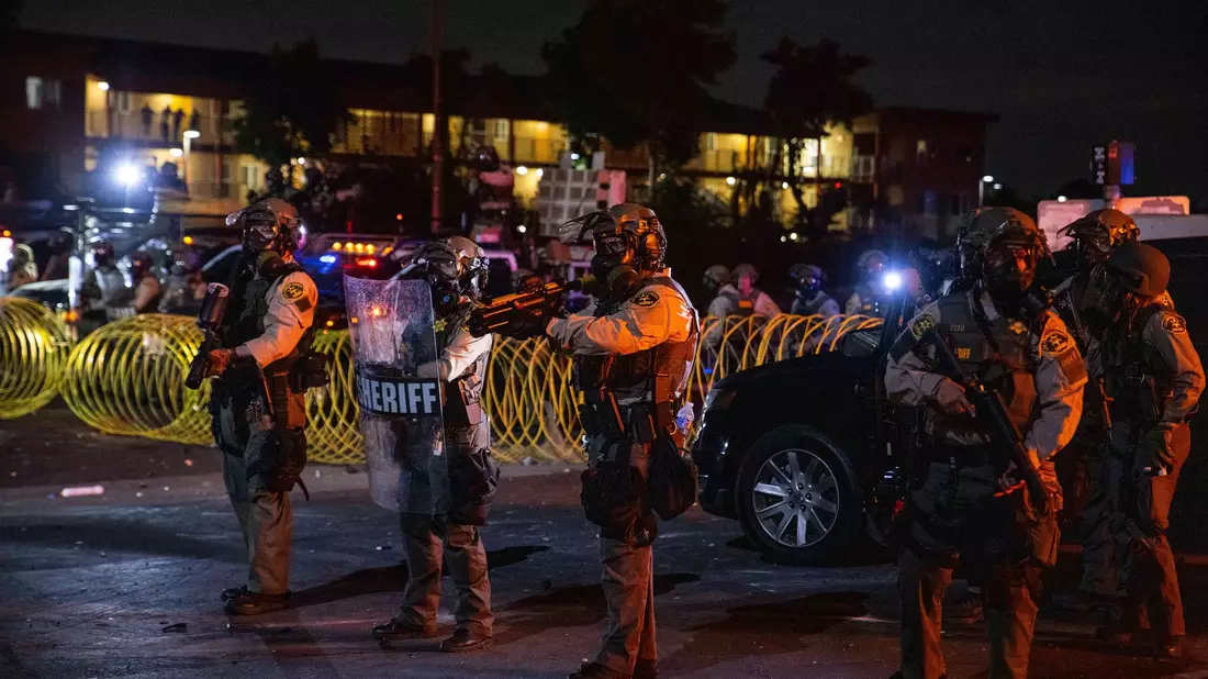 Mit Hilfe der Nationalgarde will US-Präsident Trump auf die Lage in Los Angeles reagieren - die Soldaten und Soldatinnen dürften schon zeitnah ihren Einsatz beginnen.  - Bild: Ethan Swope/AP/dpa