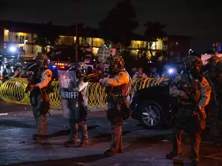 Mit Hilfe der Nationalgarde will US-Präsident Trump auf die Lage in Los Angeles reagieren - die Soldaten und Soldatinnen dürften schon zeitnah ihren Einsatz beginnen.  - Foto: Ethan Swope/AP/dpa