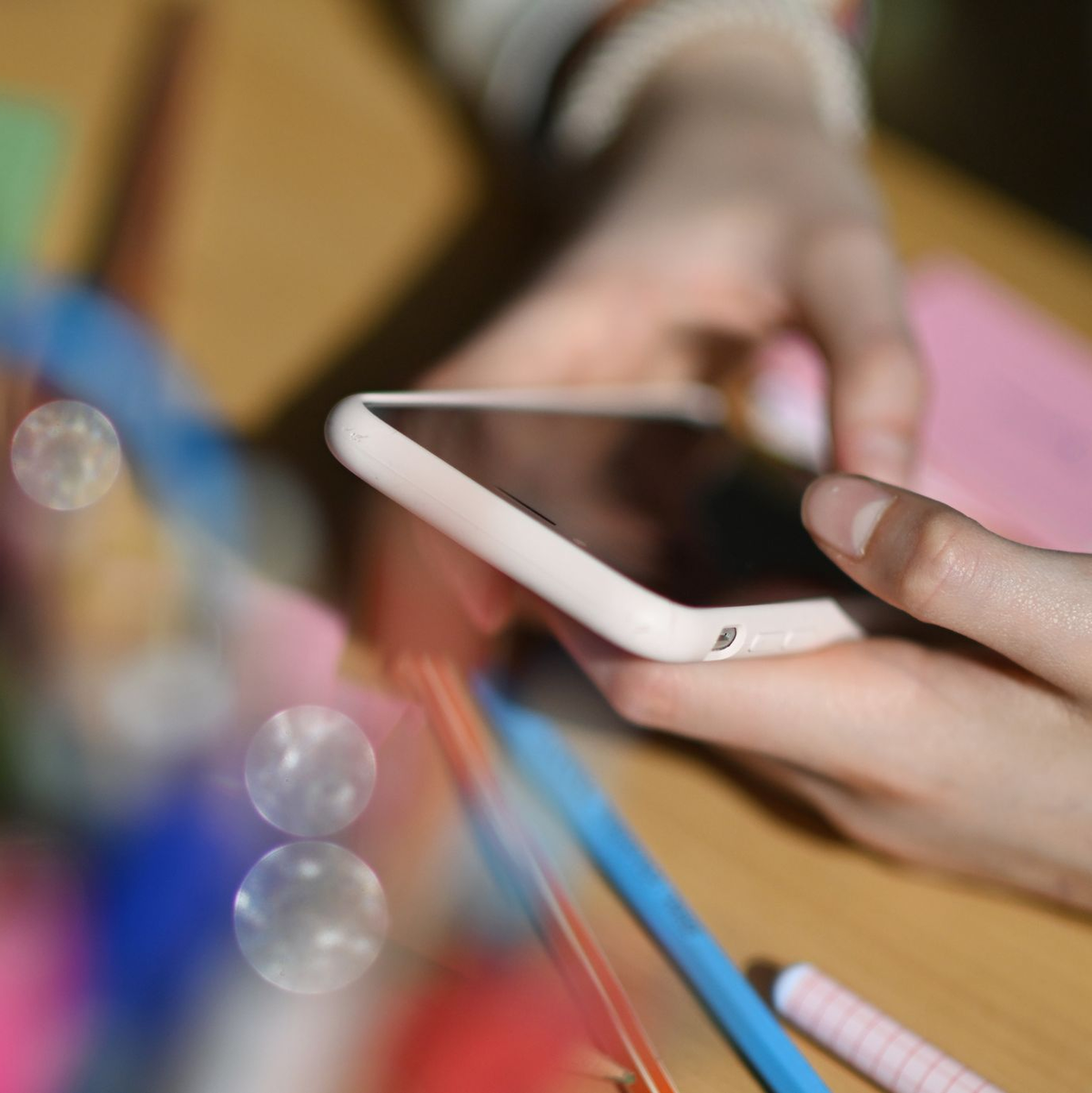 Jugendliche verbringen oft täglich mehrere Stunden mit dem Smartphone in der Hand. (Symbolbid) - Foto: Marijan Murat/dpa