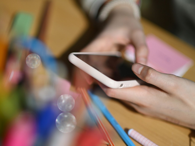 Jugendliche verbringen oft täglich mehrere Stunden mit dem Smartphone in der Hand. (Symbolbid) - Foto: Marijan Murat/dpa