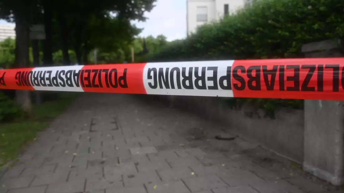 Mit Absperrband war ein Weg abgeriegelt worden. - Bild: Felix Hörhager/dpa