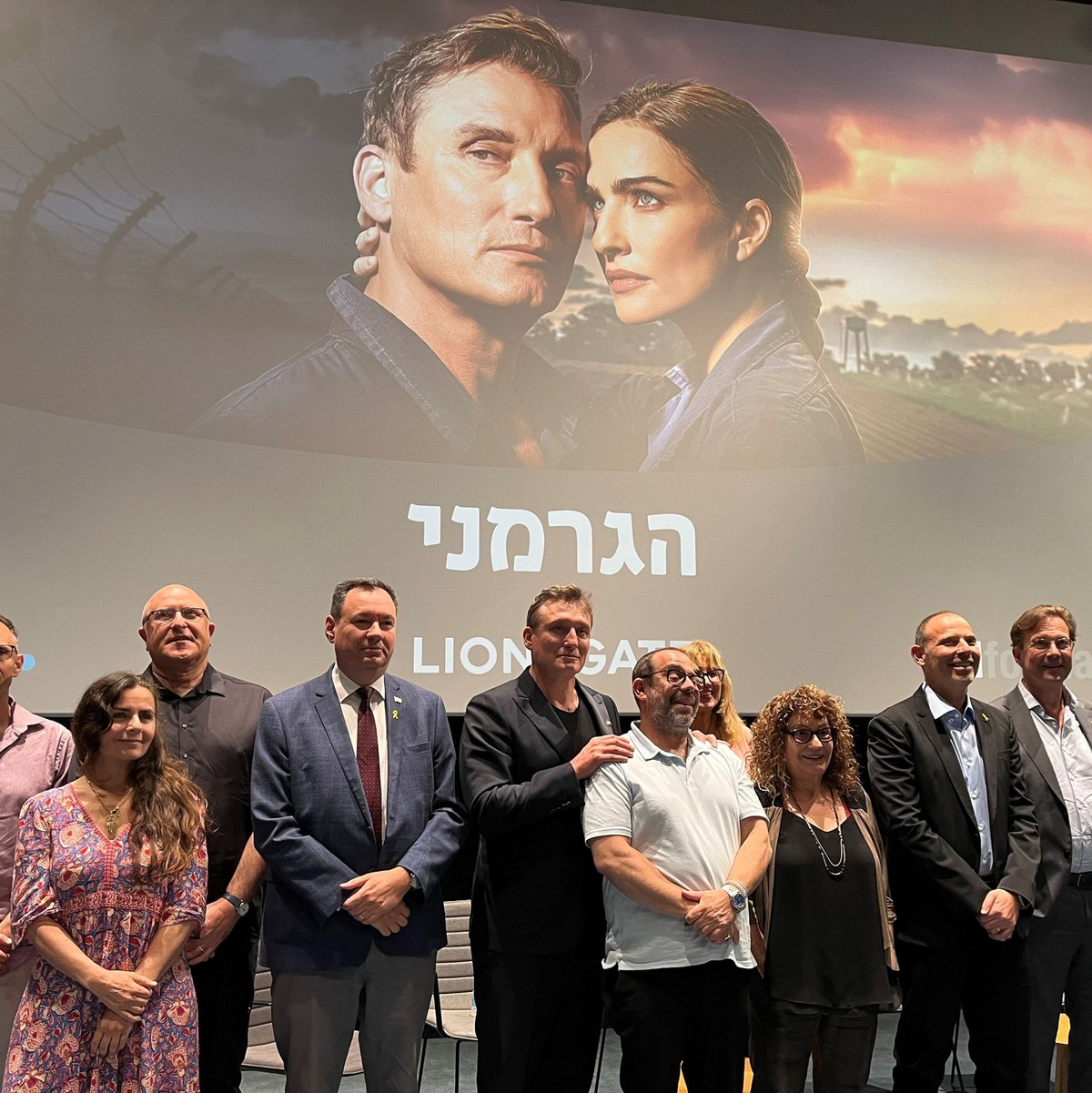 Oliver Masucci (5.v.l.) lernte für die Serie Hebräisch. - Foto: Sara Lemel/dpa