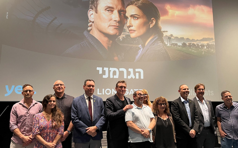 Oliver Masucci (5.v.l.) lernte für die Serie Hebräisch. - Foto: Sara Lemel/dpa