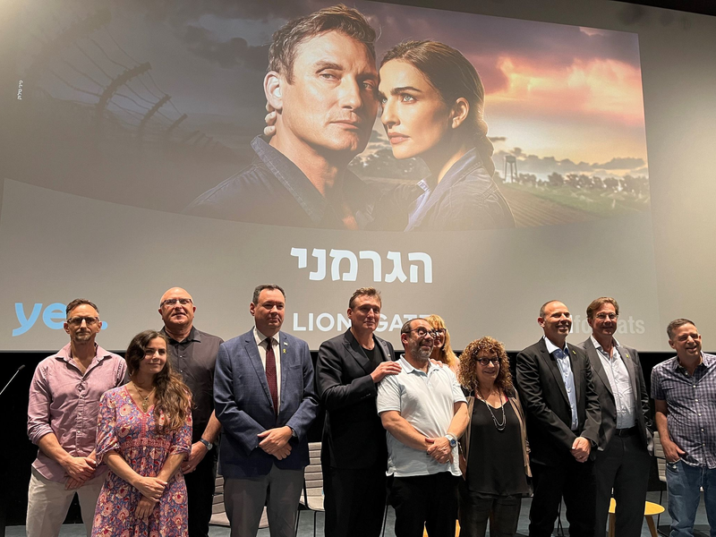 Oliver Masucci (5.v.l.) lernte für die Serie Hebräisch. - Foto: Sara Lemel/dpa