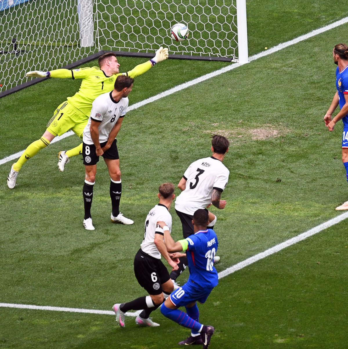Florian Wirtz (r) im Pech. Sein Schuss prallt an den Pfosten. - Foto: Marijan Murat/dpa
