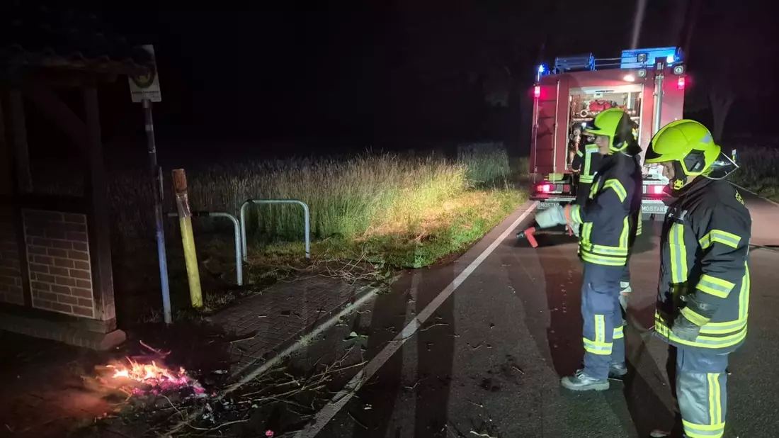 FW Flotwedel: Ortsfeuerwehr Offensen löscht Entstehungsbrand an Bushaltestelle - Bild: presseportal.de