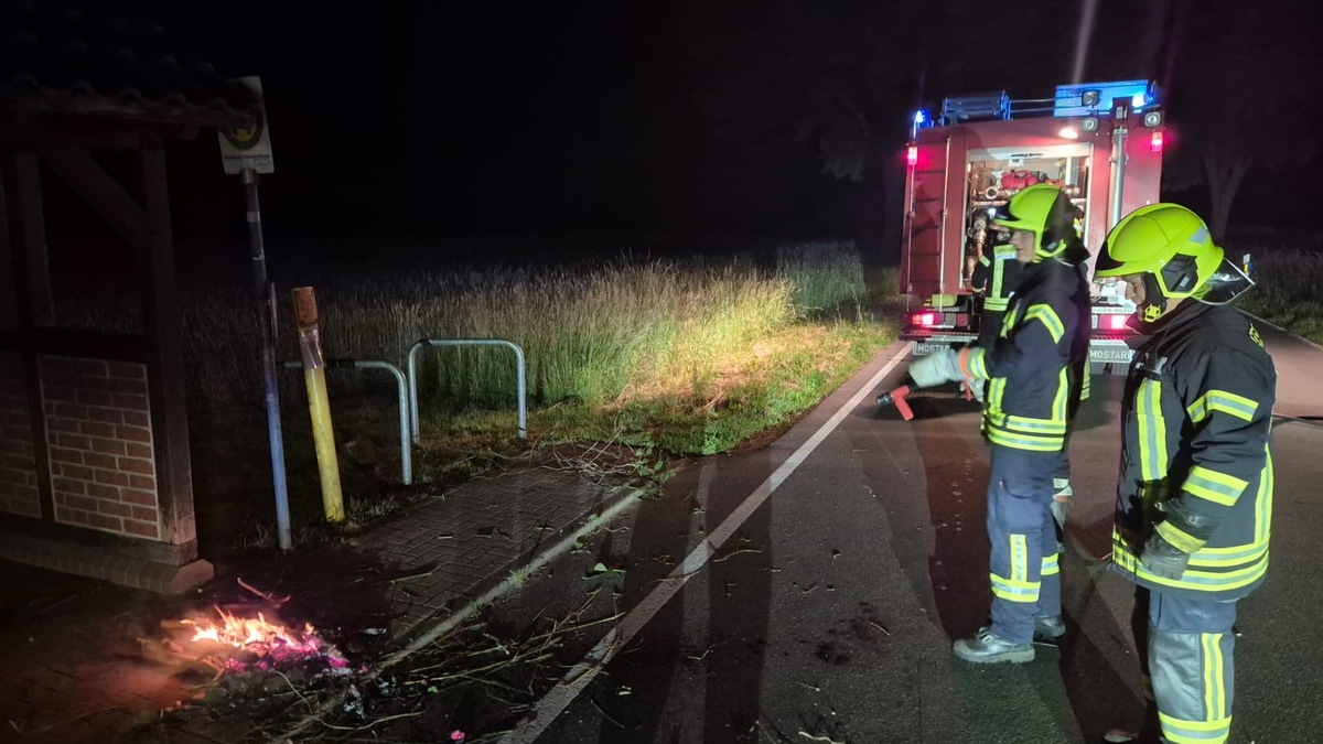 FW Flotwedel: Ortsfeuerwehr Offensen löscht Entstehungsbrand an Bushaltestelle - Foto: presseportal.de