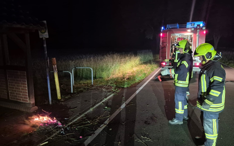 FW Flotwedel: Ortsfeuerwehr Offensen löscht Entstehungsbrand an Bushaltestelle - Foto: presseportal.de