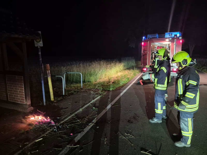 FW Flotwedel: Ortsfeuerwehr Offensen löscht Entstehungsbrand an Bushaltestelle - Foto: presseportal.de