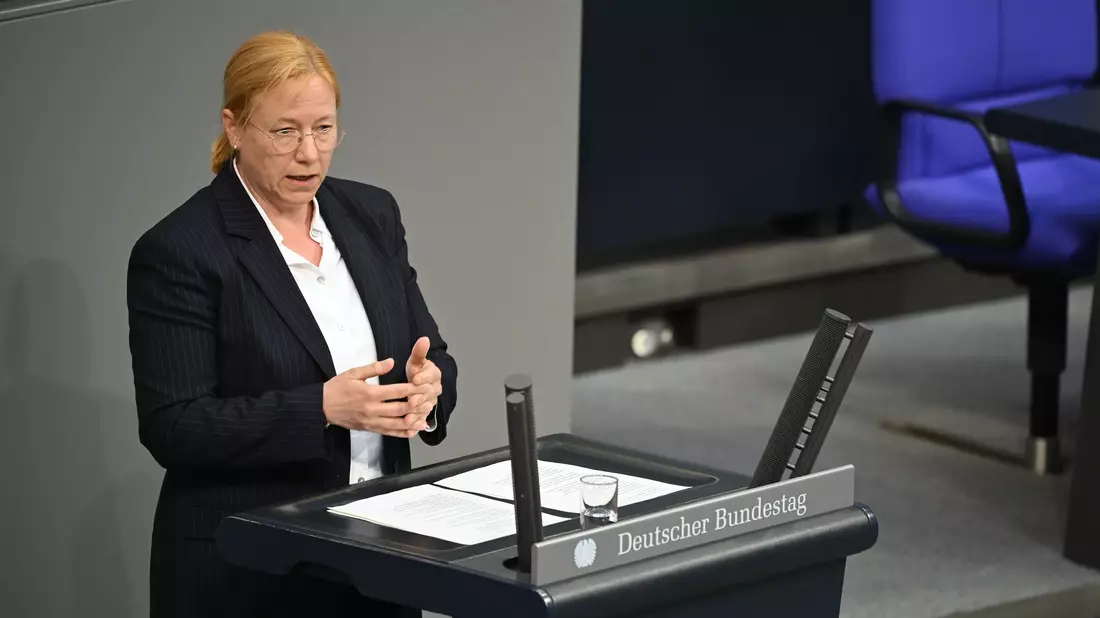Die stellvertretende SPD-Fraktionschefin Dagmar Schmidt kritisiert den Vorstoß von CDU-Generalsekretär Carsten Linnemann für einen harten Kurs beim Bürgergeld. (Archivbild) - Bild: Katharina Kausche/dpa