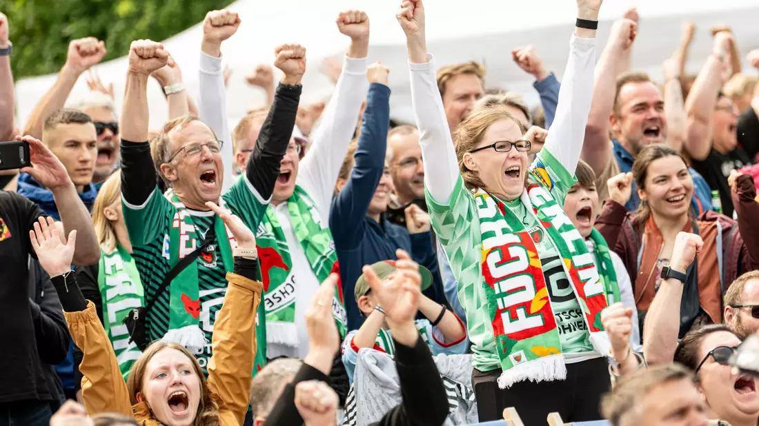 Beim Public Viewing feiern die Füchse-Fans. - Bild: Fabian Sommer/dpa