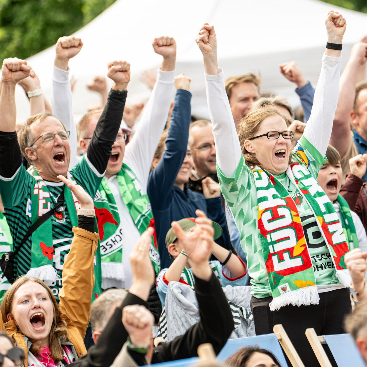 Beim Public Viewing feiern die Füchse-Fans. - Foto: Fabian Sommer/dpa