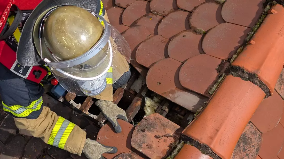 FW Stuttgart: Dehnfugenbrand führt zu langwierige Löscharbeiten - Bild: presseportal.de