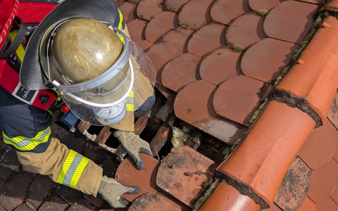 FW Stuttgart: Dehnfugenbrand führt zu langwierige Löscharbeiten - Foto: presseportal.de