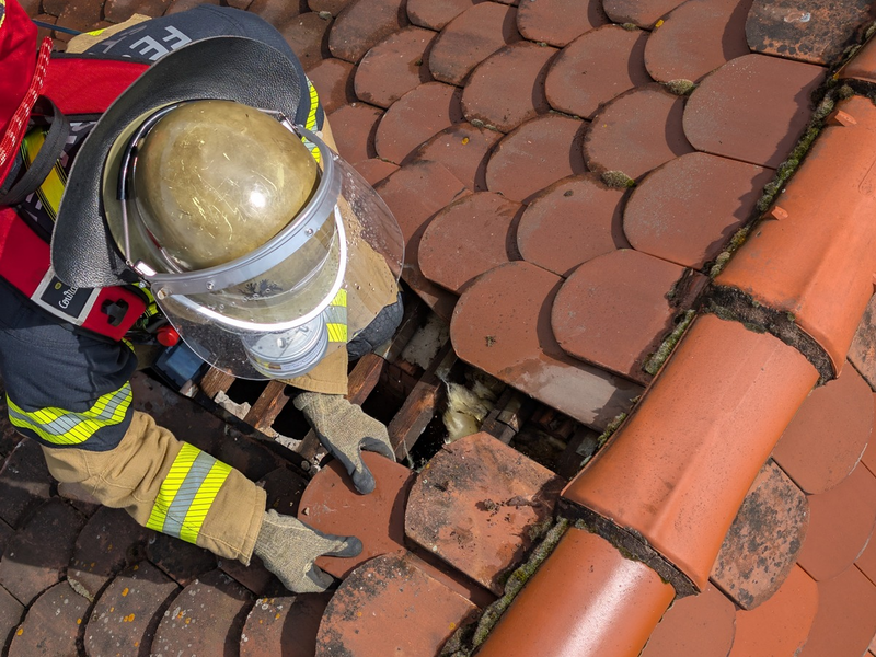 FW Stuttgart: Dehnfugenbrand führt zu langwierige Löscharbeiten - Foto: presseportal.de