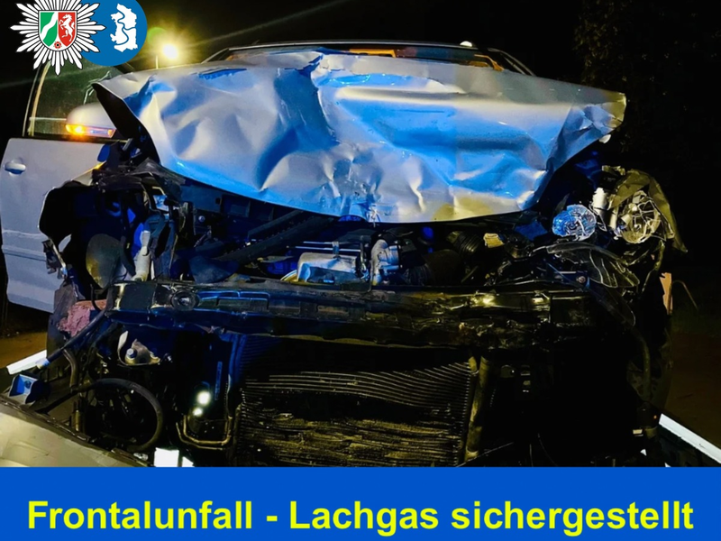 POL-DU: Neumühl: PKW kollidiert frontal mit LKW - Zwei Verletzte - Foto: presseportal.de