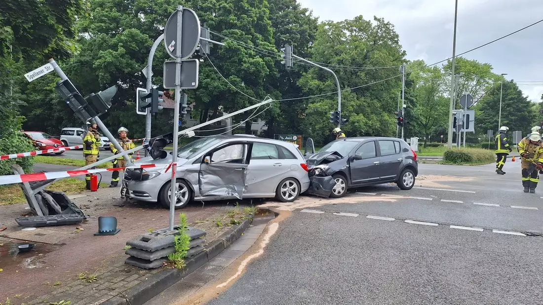 FW Voerde: Verkehrsunfall in Voerde- Friedrichsfeld - Bild: presseportal.de