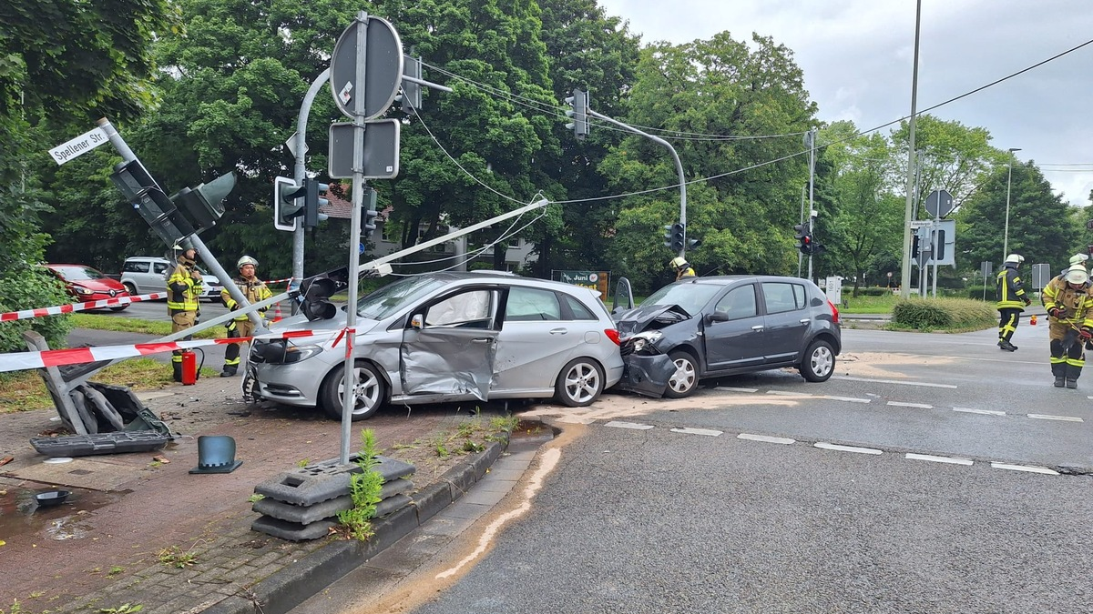 FW Voerde: Verkehrsunfall in Voerde- Friedrichsfeld - Foto: presseportal.de