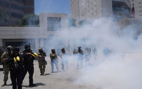 Sicherheitskräfte setzen auch Tränengas ein. - Foto: Jae Hong/AP/dpa Sicherheitskräfte setzen auch Tränengas ein. - Foto: Jae Hong/AP/dpa
