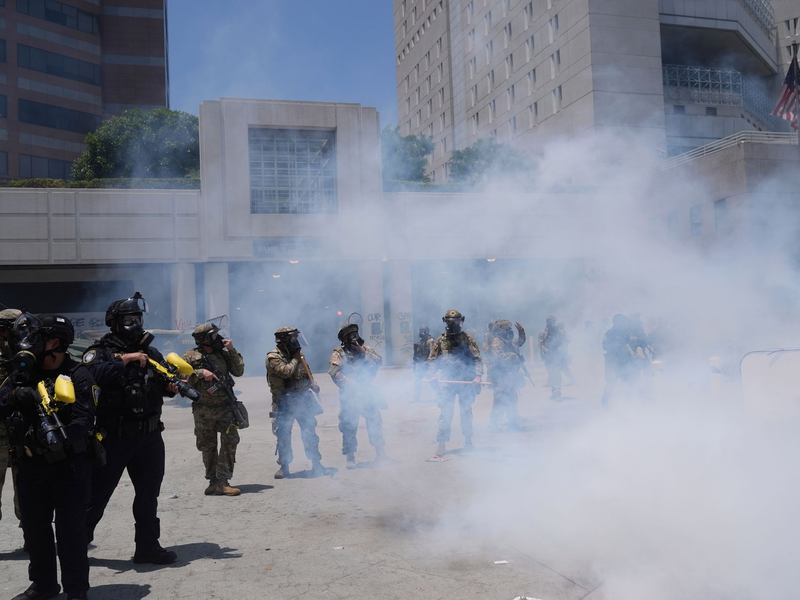 Sicherheitskräfte setzen auch Tränengas ein. - Foto: Jae Hong/AP/dpa
