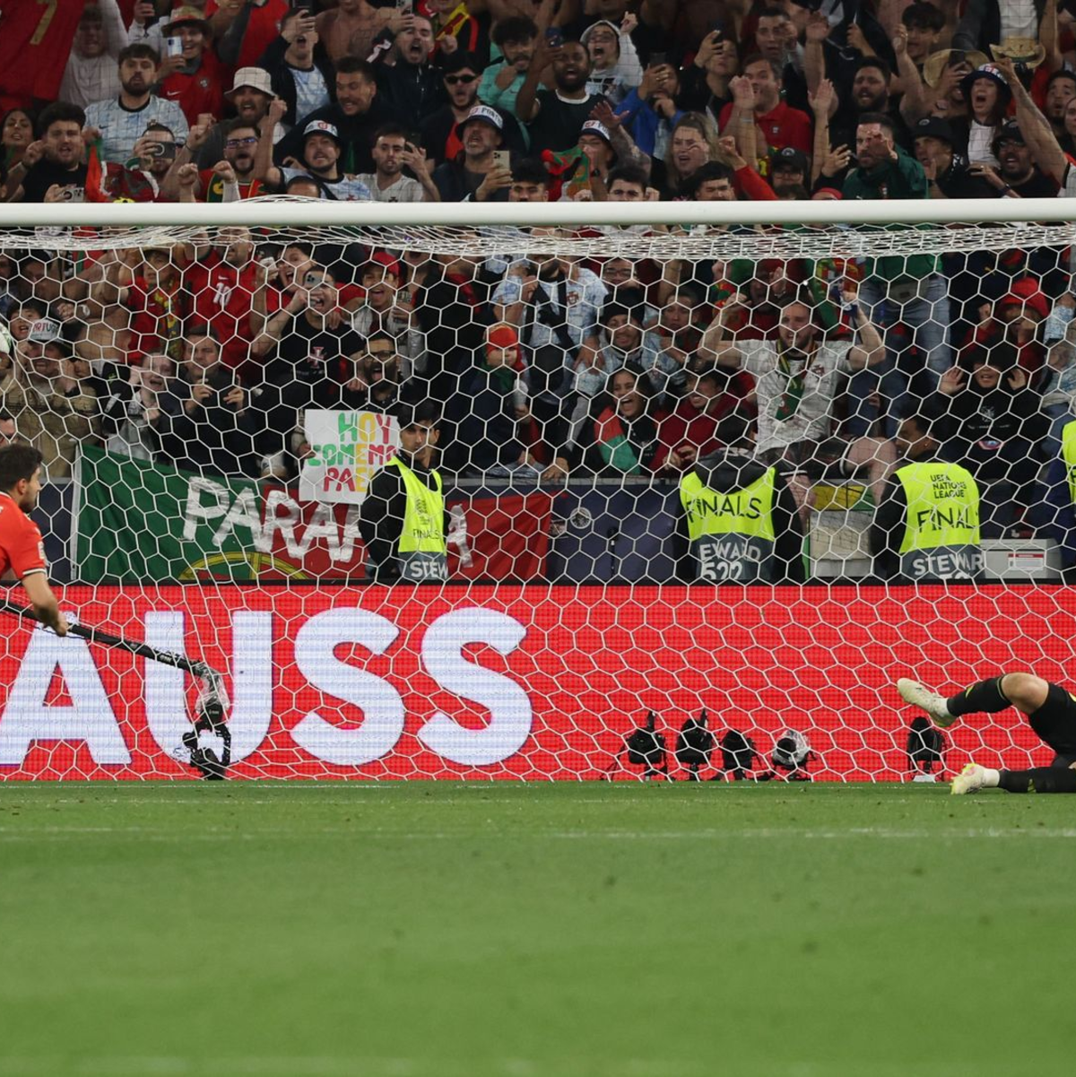 Der entscheidende Elfmeter: Ruben Neves vewandelt. - Foto: Christian Charisius/dpa