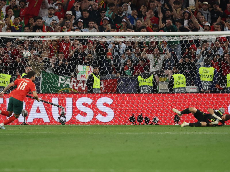 Die Polizei und Rettungskräfte stehen nach dem Nations-League-Finale auf der Tribüne. - Foto: Christian Charisius/dpa