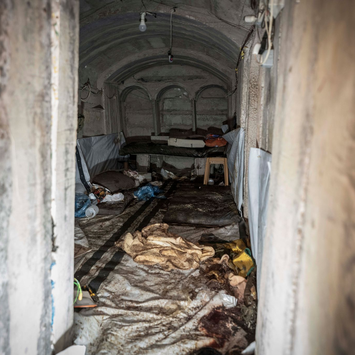 Blick in einen unterirdischen Raum eines Tunnels, der im Europäischen Krankenhaus in Chan Junis gefunden wurde, wo das Militär glaubt, dass der Hamas-Militärchef Mohammed al-Sinwar letzten Monat getötet wurde. - Foto: Ilia Yefimovich/dpa