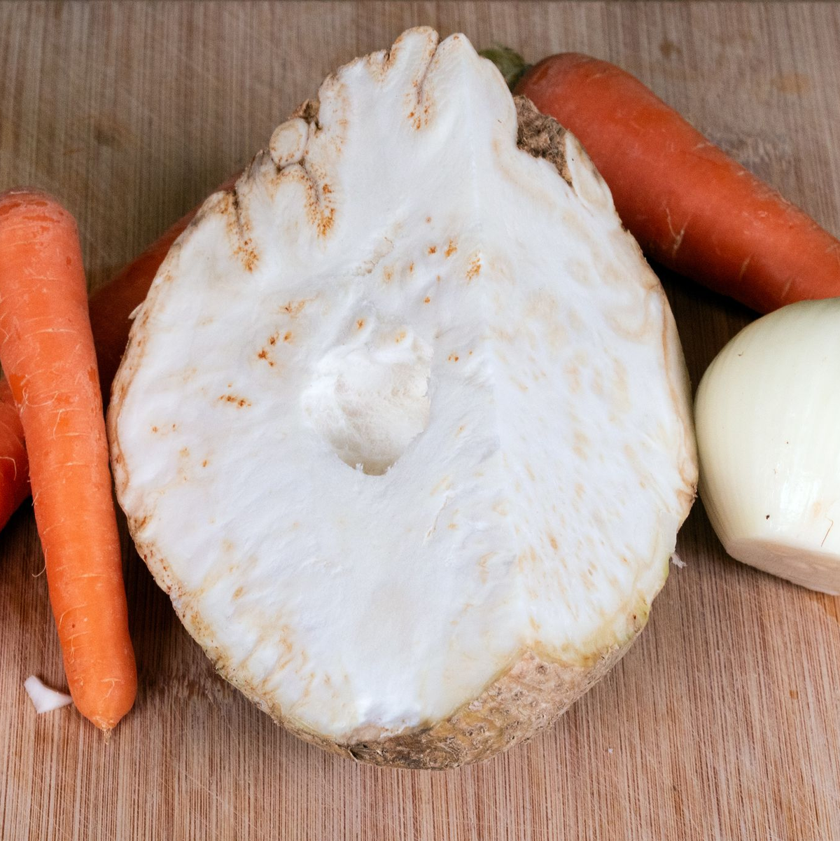 Auch bei Sellerie, Karotten und Zwiebeln gibt es Ertrags- und Qualitätsverluste. (Archivbild) - Foto: Katharina Frenzel/mehr-genuss.de/dpa