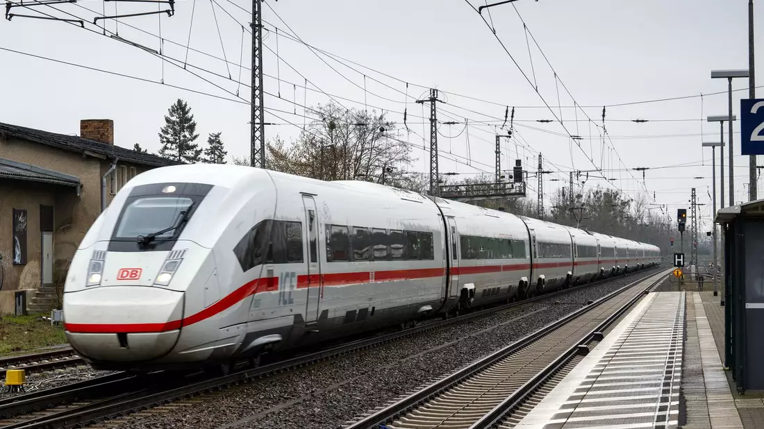 Sämtliche 137 Züge des ICE 4 sind inzwischen ausgeliefert. Der Zug bildet das Rückgrat der Fernverkehrsflotte der Bahn. (Archivbild) - Bild: Soeren Stache/dpa