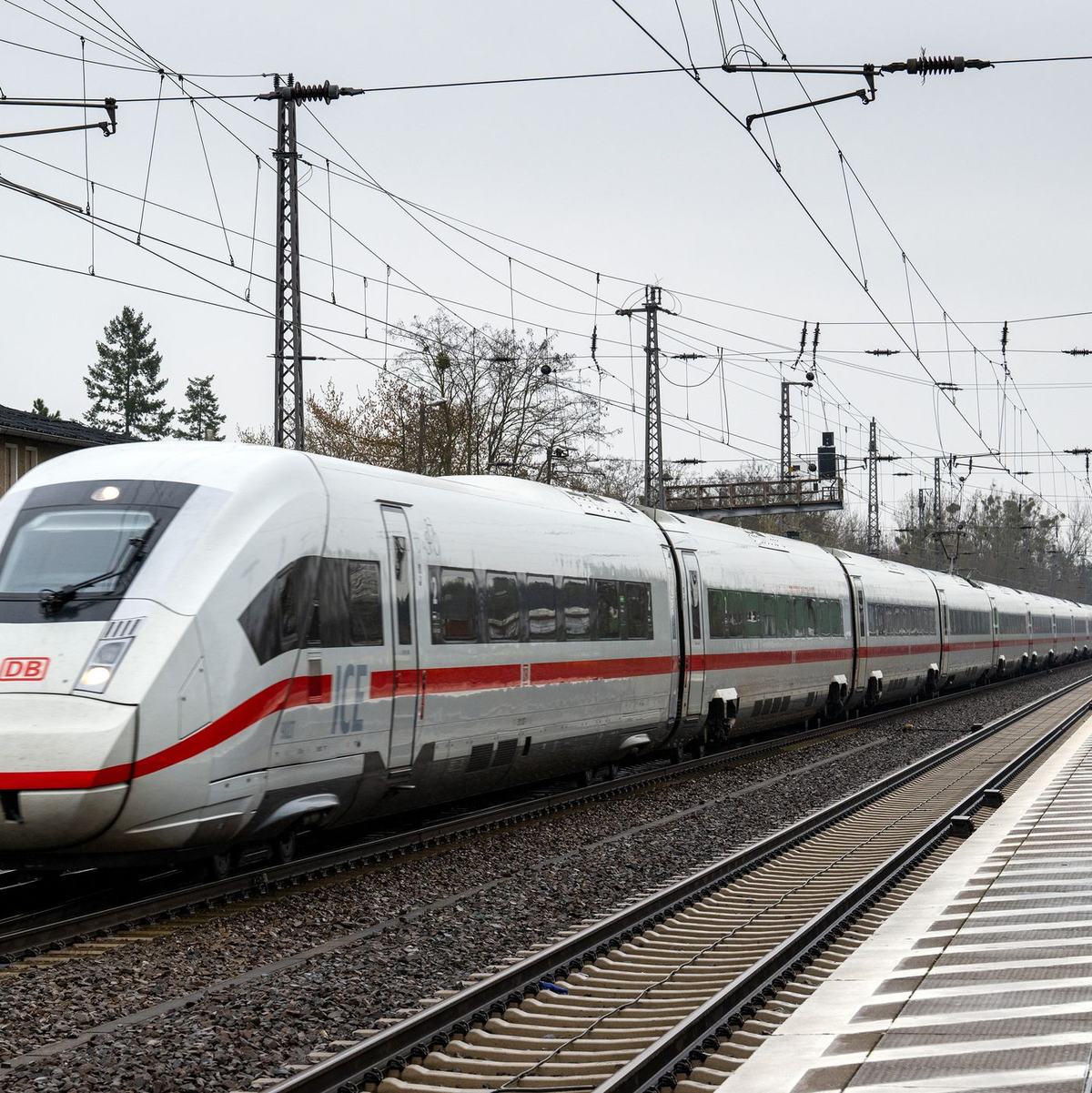 Sämtliche 137 Züge des ICE 4 sind inzwischen ausgeliefert. Der Zug bildet das Rückgrat der Fernverkehrsflotte der Bahn. (Archivbild) - Foto: Soeren Stache/dpa