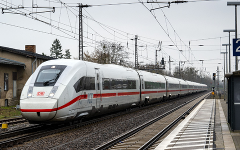 Sämtliche 137 Züge des ICE 4 sind inzwischen ausgeliefert. Der Zug bildet das Rückgrat der Fernverkehrsflotte der Bahn. (Archivbild) - Foto: Soeren Stache/dpa
