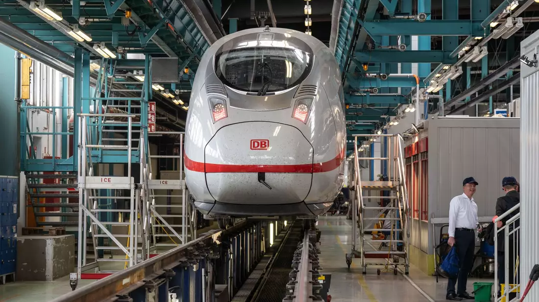 Die Auslieferung des ICE 3 Neo läuft. Er ersetzt unter anderem alte Intercity-1-Züge auf  internationalen Verbindungen nach Amsterdam. (Archivbild) - Bild: Frank Rumpenhorst/dpa